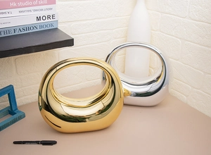 Details moderner goldener und silberner Handtaschen mit spiegelndem Metallic-Finish