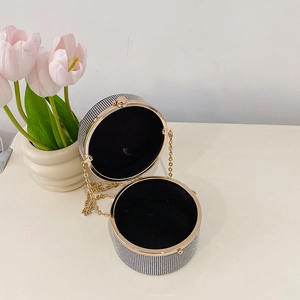 Glinsterende zilveren strass emmer avondtas met acryl frame en gouden ketting riem