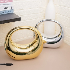 Moderne Abendtasche aus Acryl mit Halbmond-Design und einer eleganten Kette