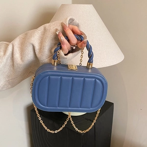 Sac de soirée bleu marine avec poignée dorée torsadée et bandoulière chaîne femme