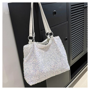 Gros plan du sac cabas à paillettes blanches avec lanières en similicuir et anneaux