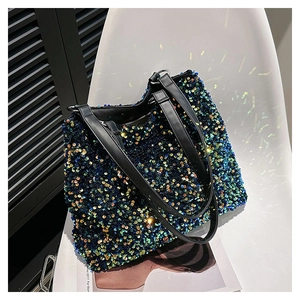Détail d'un sac cabas à paillettes colorées avec des poignées noires élégantes