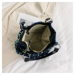 Vue de dessus du sac à paillettes montrant l'intérieur spacieux avec poche zippée