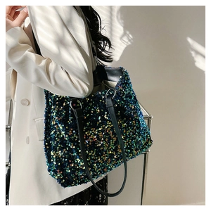 Détail du cabas à paillettes aux écailles irisées vert et bleu avec bandoulière en cuir