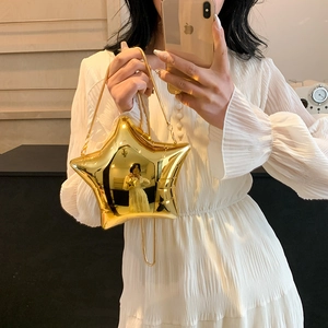 Detail der sternförmigen goldenen Acryl-Tasche mit Metall-Finish und Kettenriemen