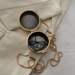 Mini borsa rotonda in acrilico dorato con tracolla a catena e pendente in giada