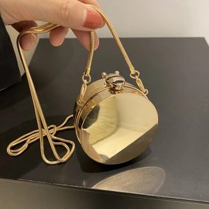 Mini borsa tonda dorata in acrilico con chiusura a insetto e tracolla a catena