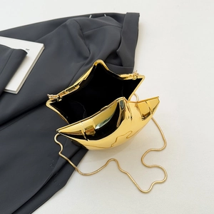 Detailansicht der goldene sternförmige Abendtasche mit Metallic-Finish und feiner Kette