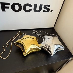 Detail von sternförmigen Umhängetaschen in Gold und Silber mit glänzendem Finish