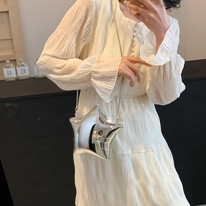 Silberne Umhängetasche in Sternform mit Spiegeleffekt und Gliederkette an einem Model