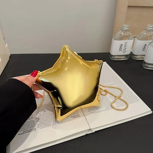 Detailansicht einer goldenen Abendtasche in Sternform mit glänzendem Spiegel-Finish