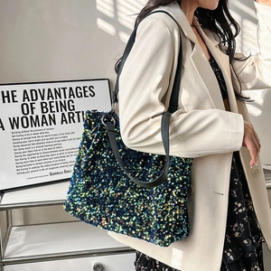 Grand sac cabas à paillettes colorées laser avec bandoulières en cuir noir porté par modèle