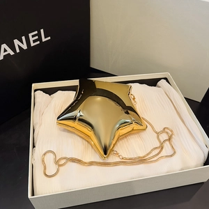 Detailansicht einer goldfarbenen Abendtasche in Sternform mit eleganter Schlangenkette