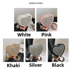 Détails des sacs à bandoulière en forme de cœur cloutés avec sangles tissées en cinq couleurs