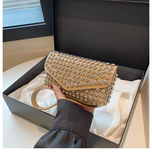 Pochette de soirée kaki avec strass dans un coffret cadeau noir et doublure en satin