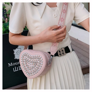 Sac à bandoulière rose en forme de cœur avec strass et sangle large en jacquard
