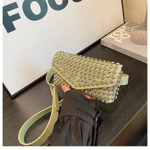 Détail d'un sac à bandoulière vert citron orné de strass brillants et d'une sangle assortie