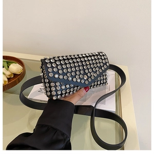 Détail d'un sac à bandoulière en cuir noir avec des rangées de strass en cristal brillants
