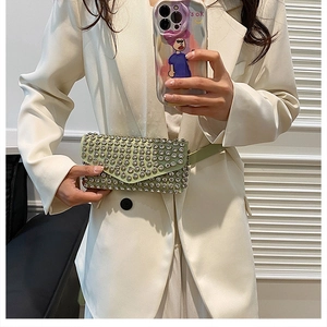Détail du sac ceinture vert clair avec strass étincelants et fermeture à rabat
