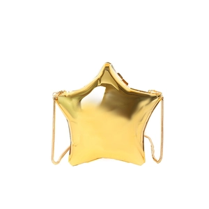 Glänzende goldene Abendtasche in Sternform mit eleganter Kette für Damen im Sommer 2024