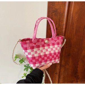 Détail du mini sac cabas tressé rose et blanc avec boucle perle et bandoulière