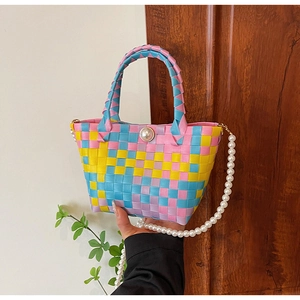 Détail du sac panier tressé coloré avec fermoir perle et bandoulière en perles