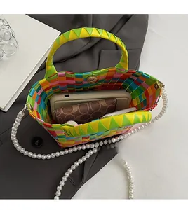 Vue intérieure d'un sac tressé coloré montrant l'espace pour téléphone et portefeuille