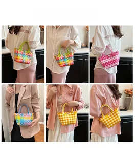 Plusieurs styles de sacs tissés avec perles portés par des mannequins en collage
