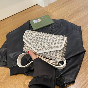 Sac bandoulière blanc orné de strass pour femme avec rabat en cristal et fine lanière