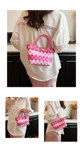 Détail du sac tressé à damier rose et blanc avec boucle en perle et bandoulière en perles