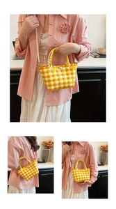 Détail du panier tressé à carreaux avec bandoulière en perles et fermoir perle chic
