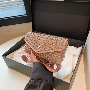 Sac banane rose orné de strass pour femme présenté dans un coffret cadeau de luxe
