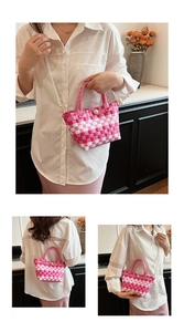 Détail du sac tissé à damier rose avec fermoir perle et bandoulière en perles