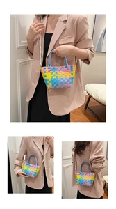 Détail du sac tissé à damier coloré avec bandoulière et fermoir en perles de luxe