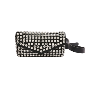 Sac ceinture noir à strass avec rabat en V et boucle en métal argenté élégant