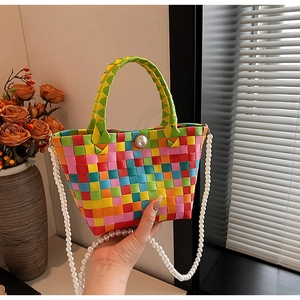 Détail du sac panier tressé arc-en-ciel avec fermoir perle et bandoulière en perles chic