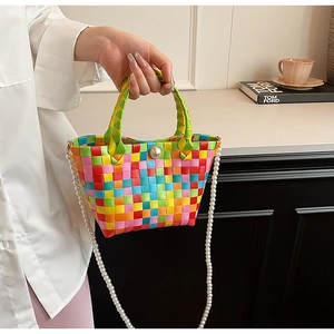 Détail du mini sac cabas tissé coloré avec boucle de perle et bandoulière en perles