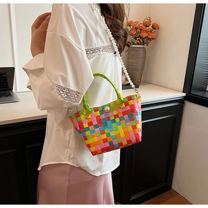Détail du sac cabas tissé coloré avec grand fermoir perle et élégante bandoulière en perles
