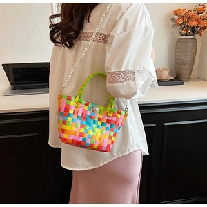 Détail du sac panier tressé coloré avec bandoulière en perles et fermoir perle chic