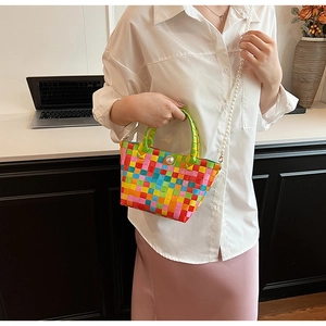 Détail d'un sac bandoulière tissé à la main coloré avec poignée verte et chaîne en perles