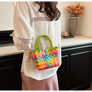 Détail du mini sac tissé coloré avec bandoulière et fermoir en perles de luxe élégant