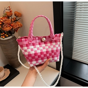 Détail du sac cabas tissé main rose et blanc avec bandoulière élégante en perles fines