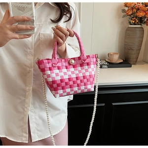 Détails du sac à main tissé à carreaux roses avec bouton perle et bandoulière perlée