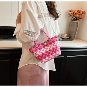 Détail du sac panier tressé rose et blanc avec poignée en perles et bandoulière en perles