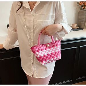 Détail du sac tressé à carreaux rose et blanc avec fermoir perle et bandoulière perle