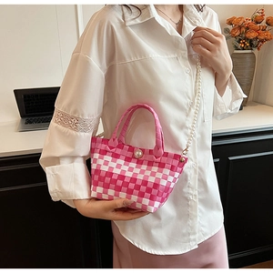 Détail du panier tressé rose et blanc avec boucle de perles et bandoulière perlée