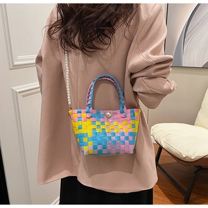 Détail du sac panier tissé à la main avec bandoulière en perles et décoration en perle