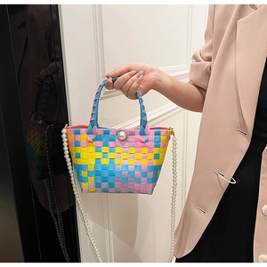 Détail du panier tressé coloré avec une boucle en perle et une bandoulière en perles