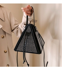 Détail du sac à main triangulaire noir avec strass argentés et fermeture par cordon de serrage