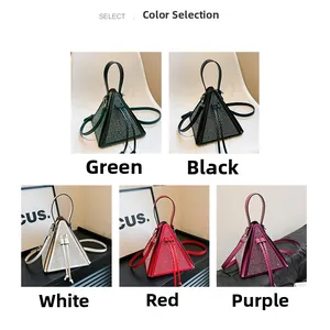Grille détaillée de sacs à main triangulaires en strass en vert, noir, blanc, rouge et violet